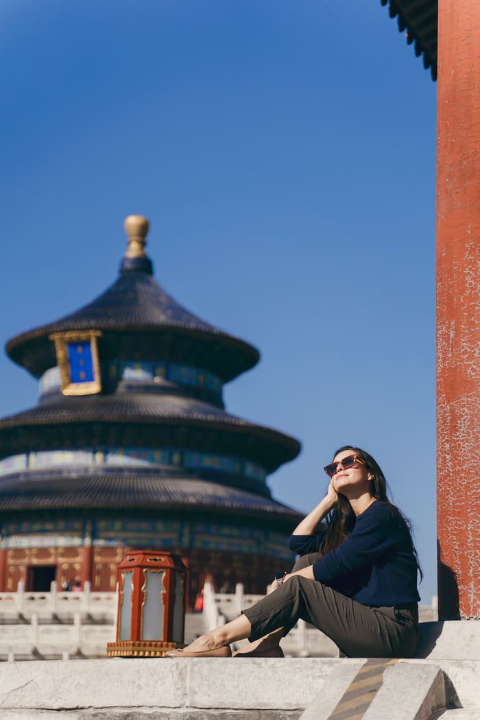 Mujer observando en templo en Beijing