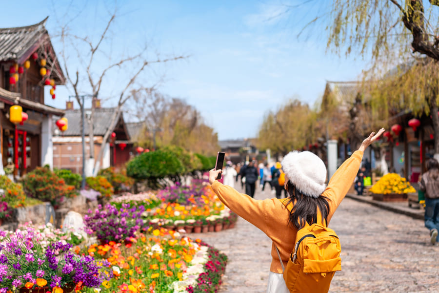 Chica paseando en Yunnan,grabandose en POV con su celular mientras pasea por la hermosa ciudad.